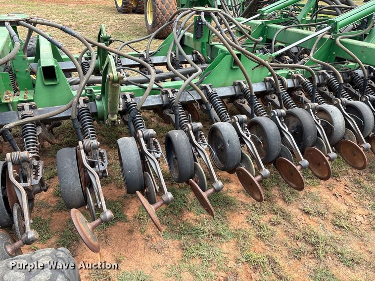 image for item DO1186 2001 John Deere 1860 air seeder