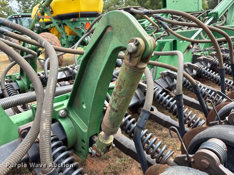 image for item DO1186 2001 John Deere 1860 air seeder