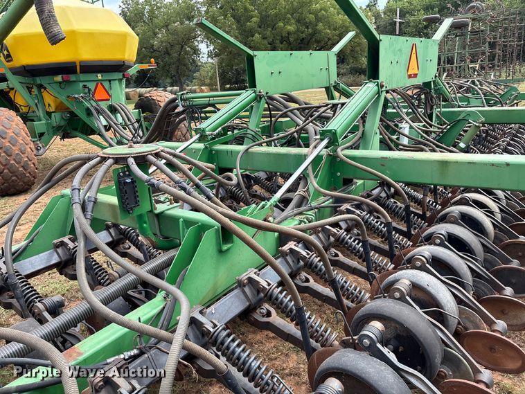 image for item DO1186 2001 John Deere 1860 air seeder