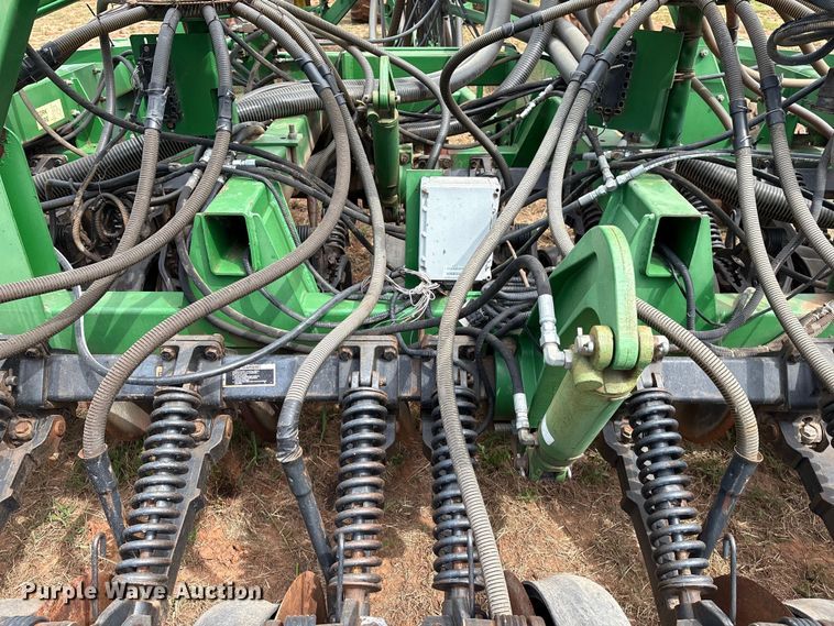 image for item DO1186 2001 John Deere 1860 air seeder