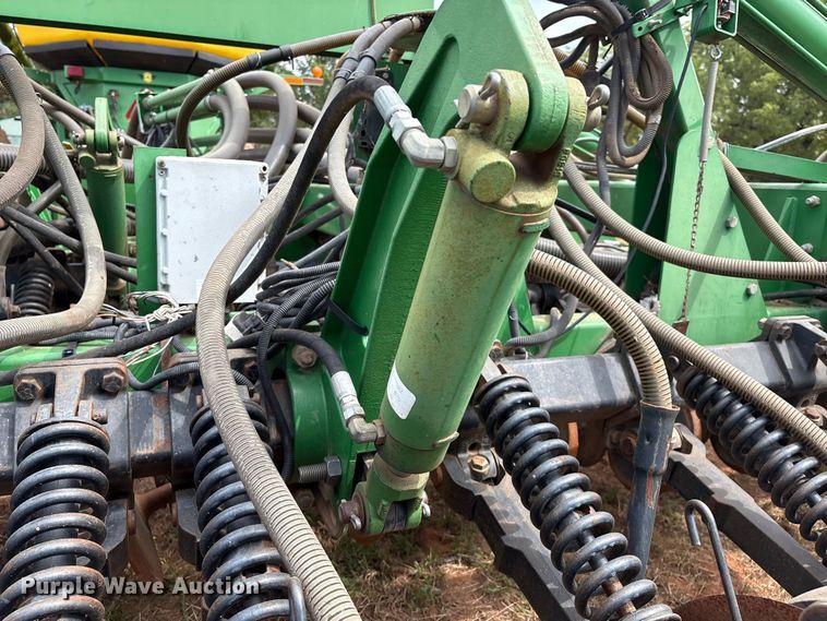 image for item DO1186 2001 John Deere 1860 air seeder