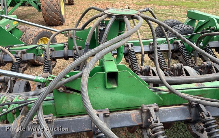image for item DO1186 2001 John Deere 1860 air seeder