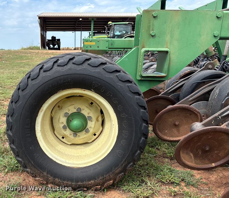 image for item DO1186 2001 John Deere 1860 air seeder