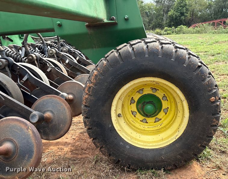 image for item DO1186 2001 John Deere 1860 air seeder