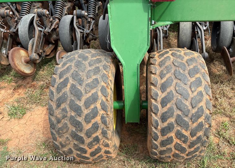 image for item DO1186 2001 John Deere 1860 air seeder