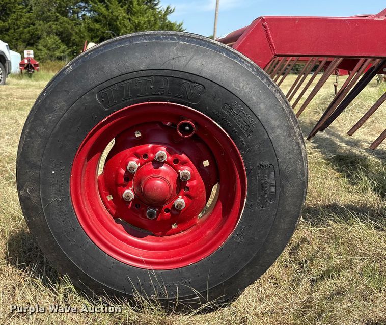 image for item DO1215 Savage 7218 hay rake