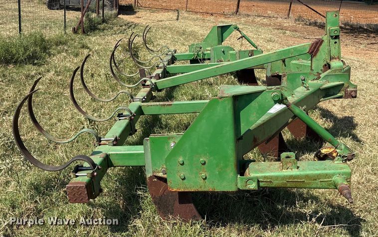image for item DO1227 John Deere V-ripper  