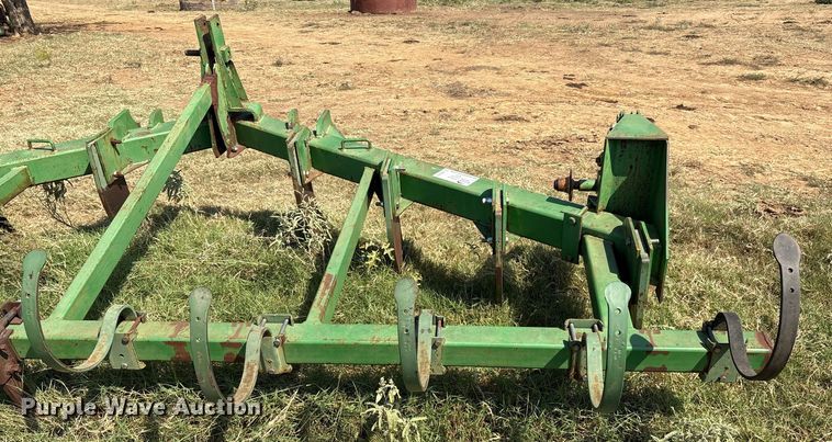 image for item DO1227 John Deere V-ripper  
