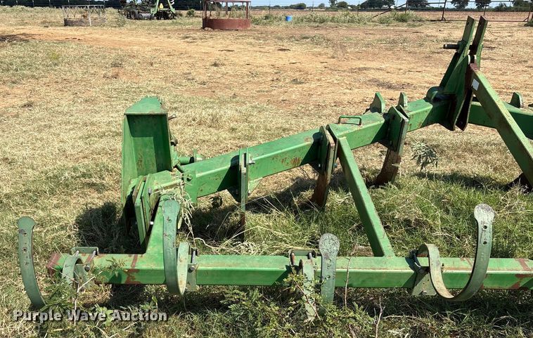 image for item DO1227 John Deere V-ripper  