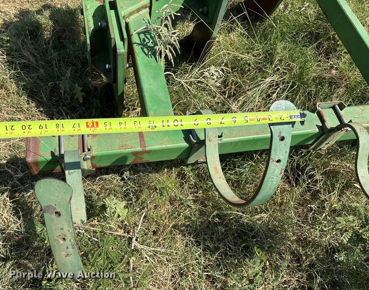 image for item DO1227 John Deere V-ripper  