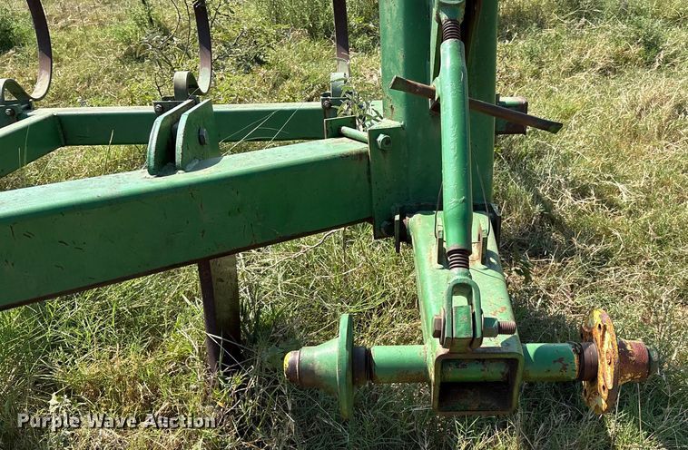 image for item DO1227 John Deere V-ripper  