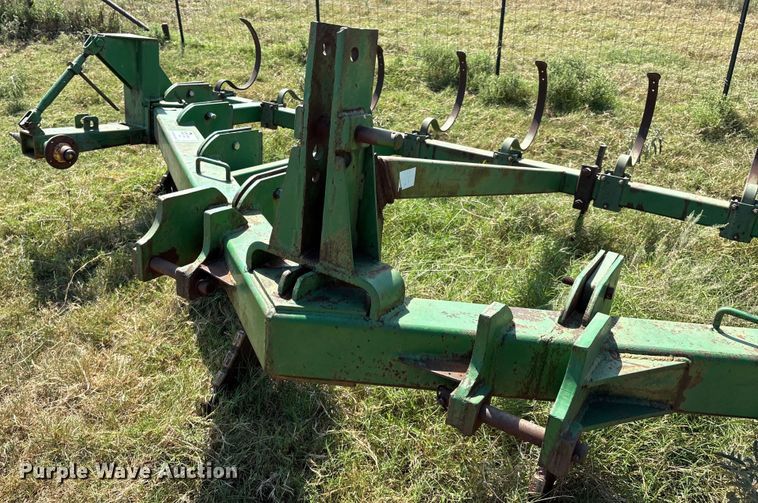 image for item DO1227 John Deere V-ripper  