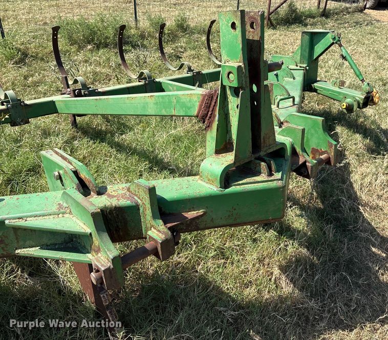 image for item DO1227 John Deere V-ripper  