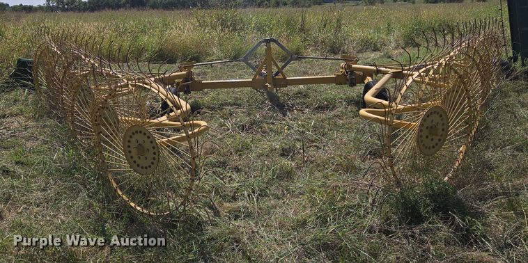 image for item DU6872 2003 Vermeer WR24 hay rake