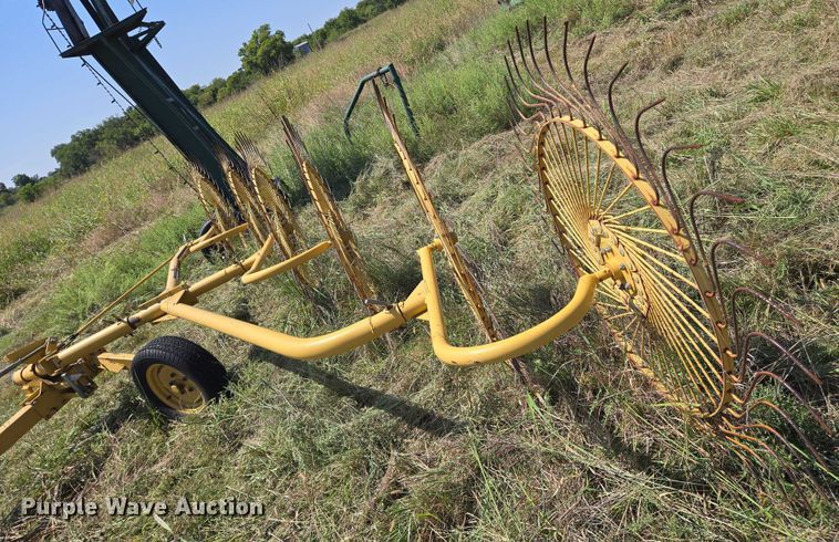 image for item DU6872 2003 Vermeer WR24 hay rake