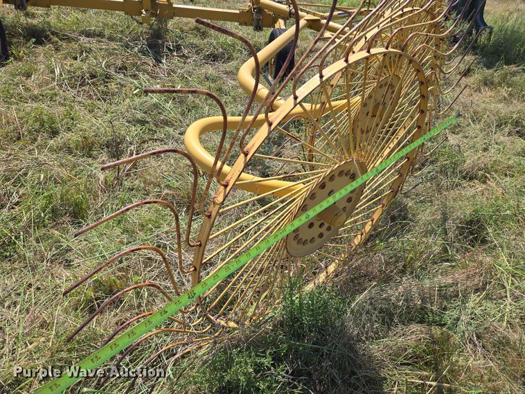 image for item DU6872 2003 Vermeer WR24 hay rake