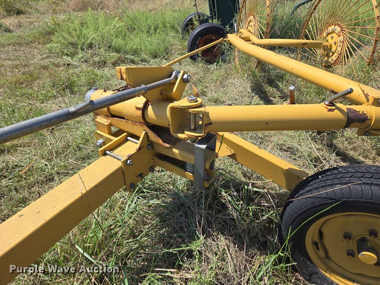 image for item DU6872 2003 Vermeer WR24 hay rake