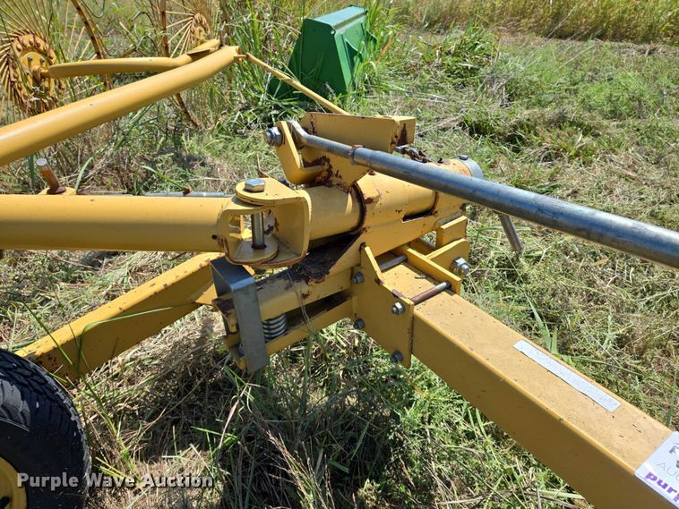 image for item DU6872 2003 Vermeer WR24 hay rake