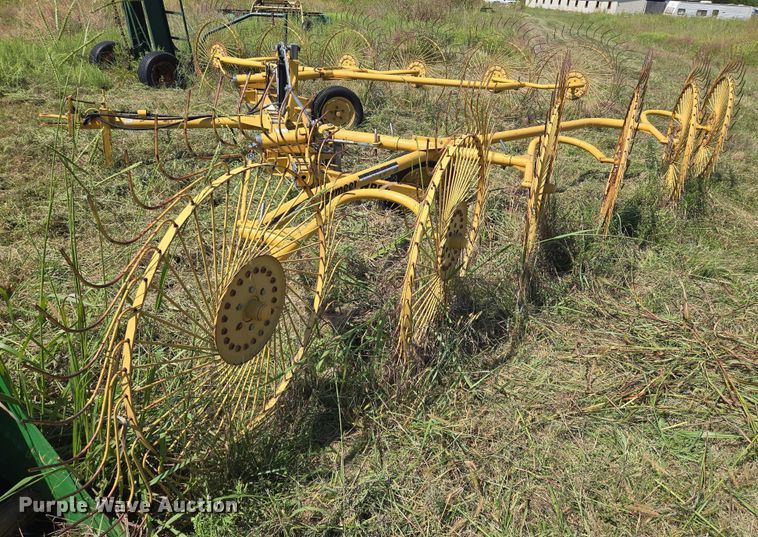 image for item DU6872 2003 Vermeer WR24 hay rake