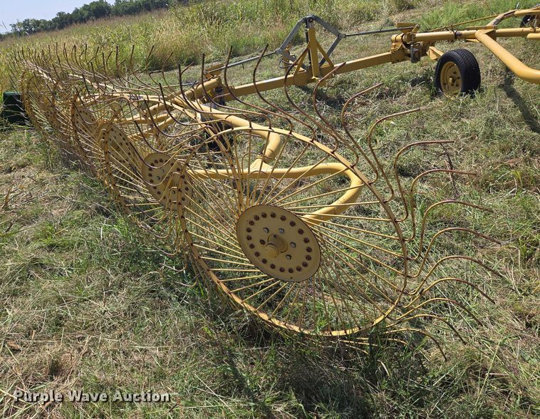 image for item DU6872 2003 Vermeer WR24 hay rake