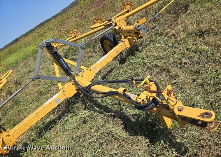 image for item DU6872 2003 Vermeer WR24 hay rake