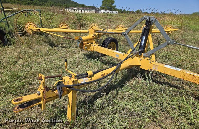 image for item DU6872 2003 Vermeer WR24 hay rake