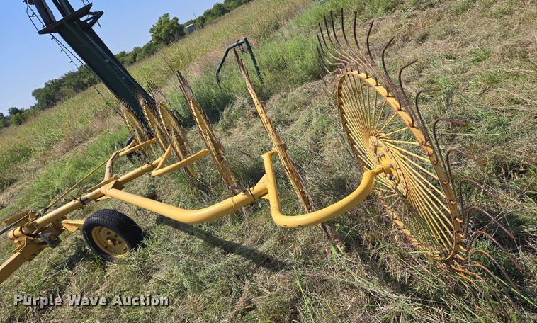image for item DU6872 2003 Vermeer WR24 hay rake