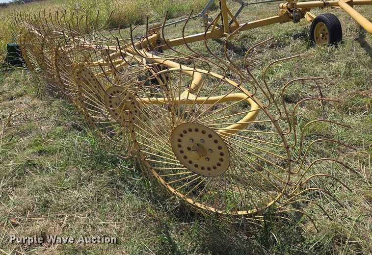 image for item DU6872 2003 Vermeer WR24 hay rake