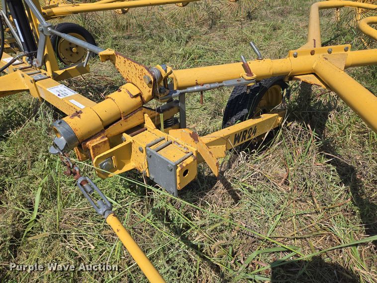 image for item DU6872 2003 Vermeer WR24 hay rake