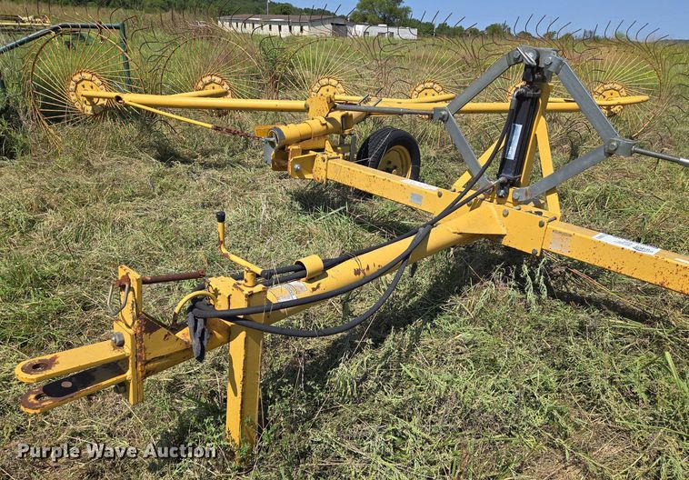 image for item DU6872 2003 Vermeer WR24 hay rake