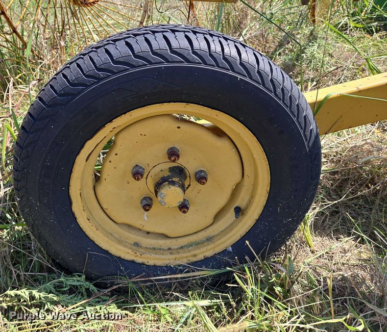 image for item DU6872 2003 Vermeer WR24 hay rake