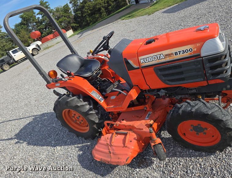 image for item DU6893 Kubota B7300HSD MFWD tractor