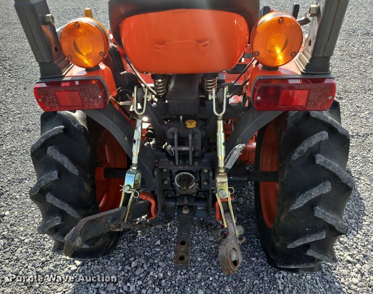 image for item DU6893 Kubota B7300HSD MFWD tractor