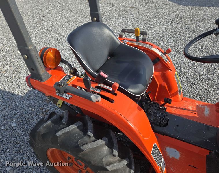 image for item DU6893 Kubota B7300HSD MFWD tractor