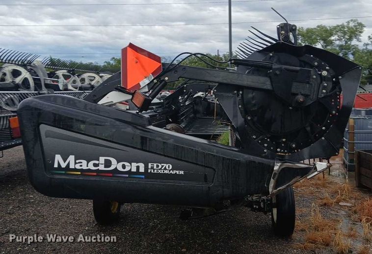 image for item DU6924 2009 MacDon FD70 flex draper head