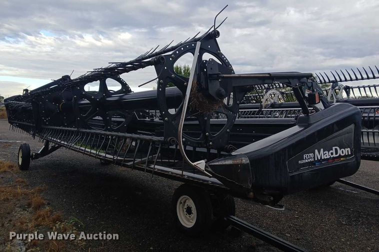 image for item DU6924 2009 MacDon FD70 flex draper head