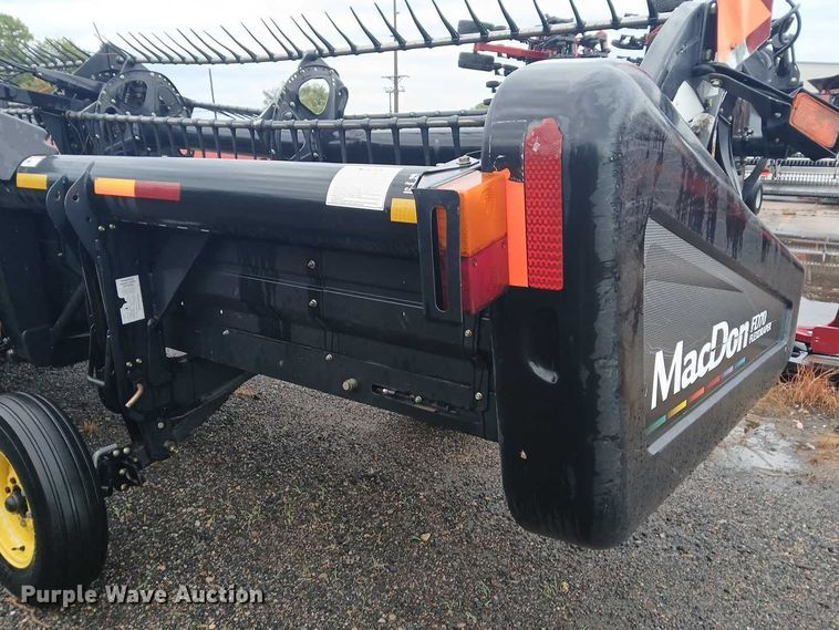 image for item DU6924 2009 MacDon FD70 flex draper head