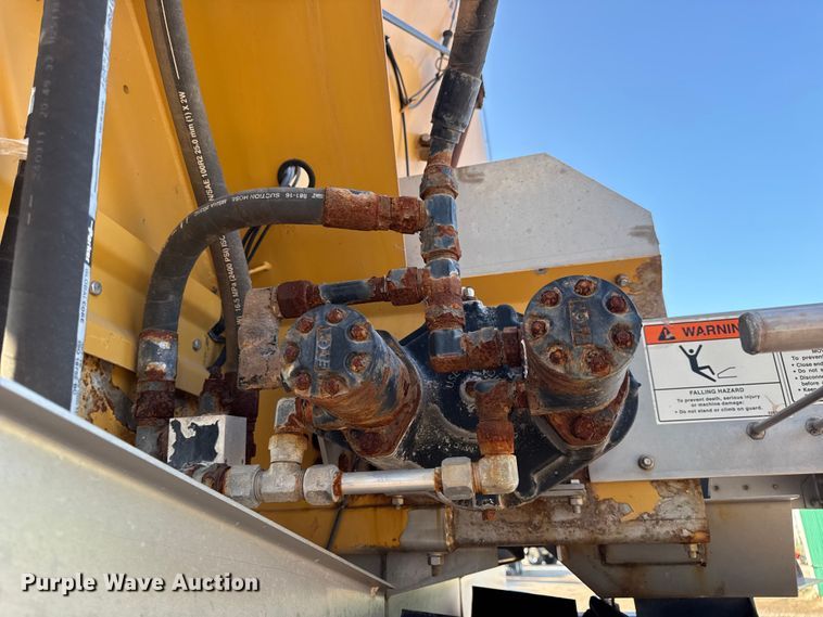 image for item DW6616 2013 RoGator RG1100 spreader