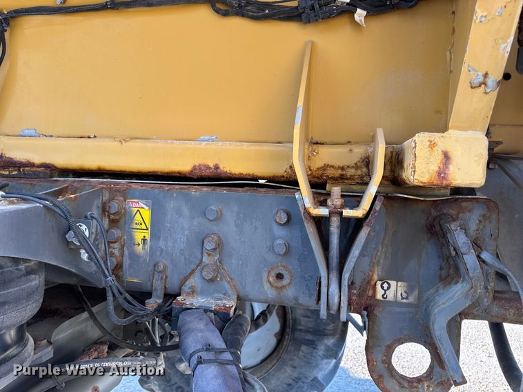 image for item DW6616 2013 RoGator RG1100 spreader