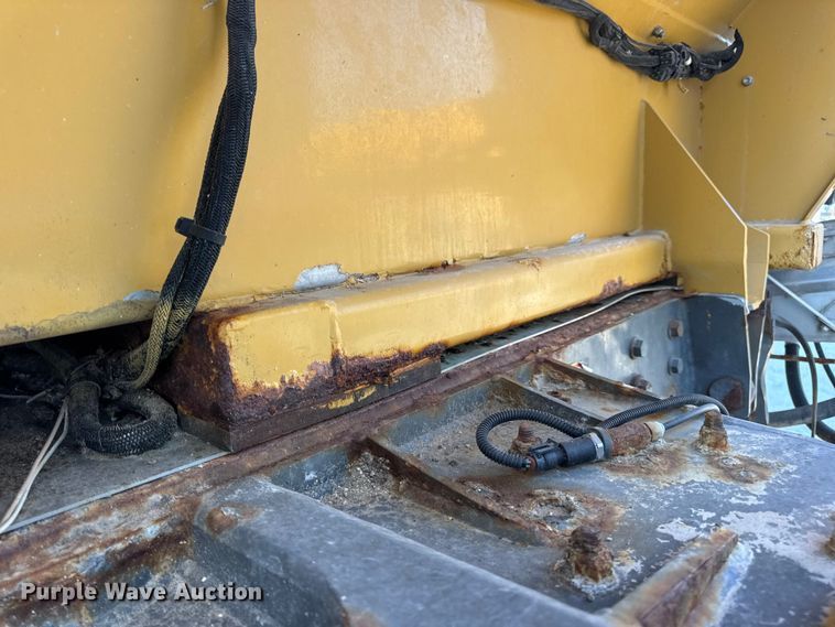 image for item DW6616 2013 RoGator RG1100 spreader