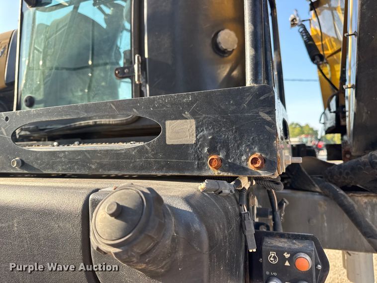 image for item DW6616 2013 RoGator RG1100 spreader