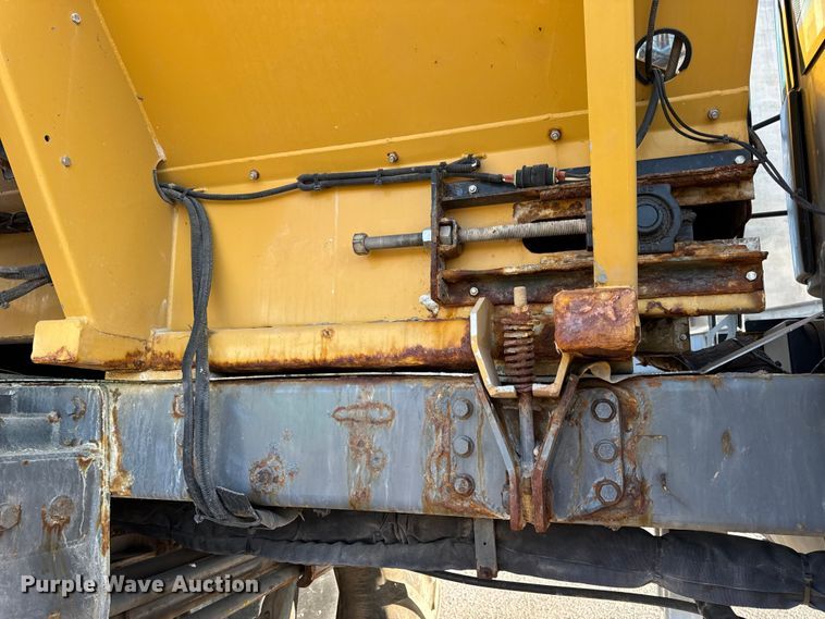 image for item DW6616 2013 RoGator RG1100 spreader