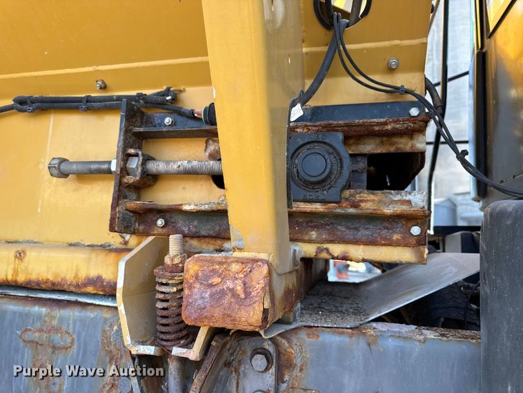 image for item DW6616 2013 RoGator RG1100 spreader