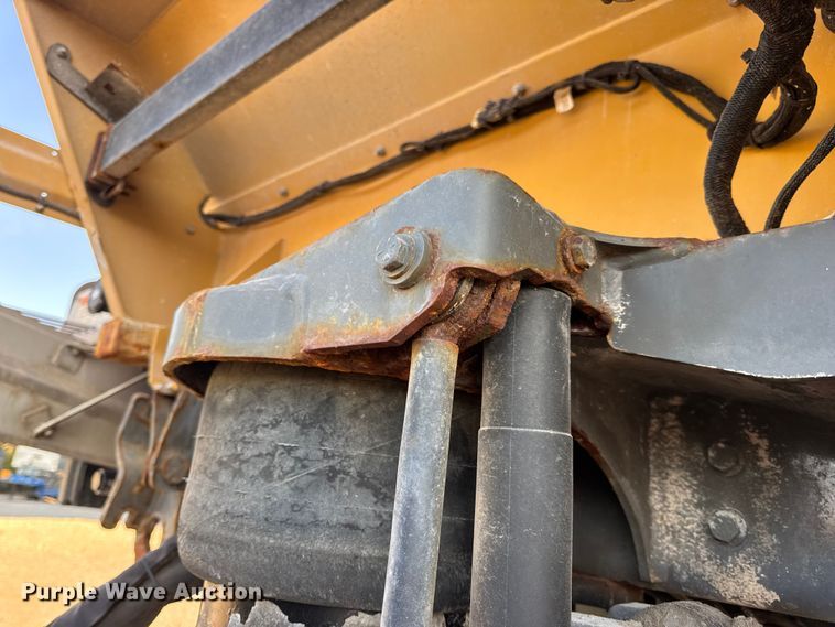 image for item DW6616 2013 RoGator RG1100 spreader