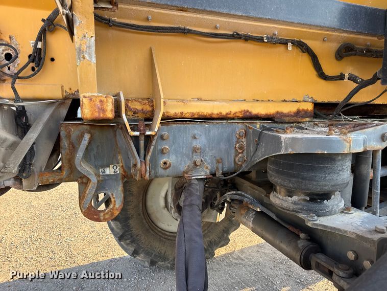 image for item DW6616 2013 RoGator RG1100 spreader