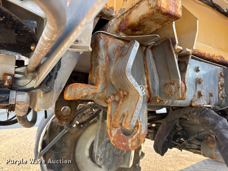 image for item DW6616 2013 RoGator RG1100 spreader