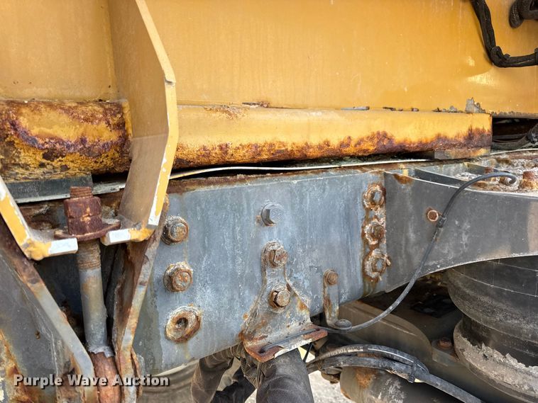 image for item DW6616 2013 RoGator RG1100 spreader