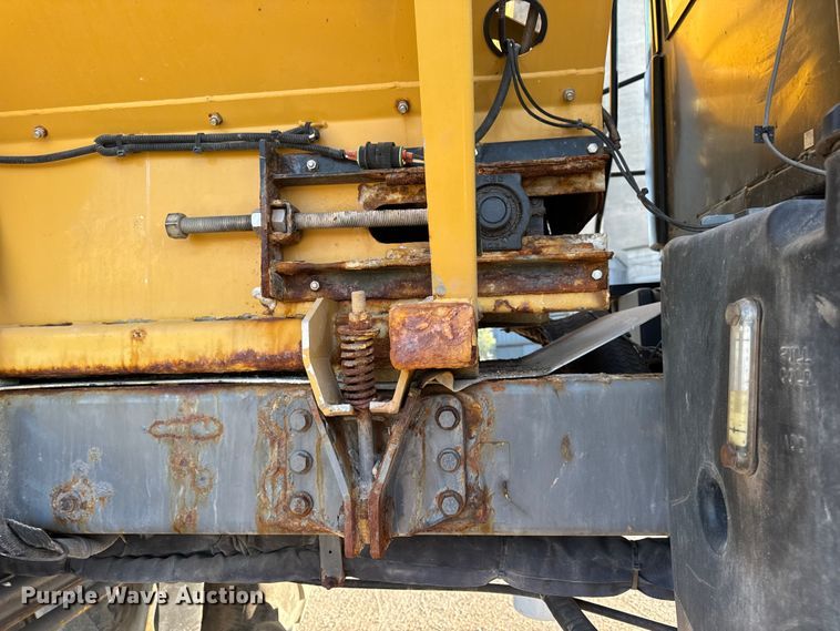 image for item DW6616 2013 RoGator RG1100 spreader