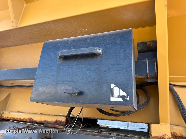 image for item DW6616 2013 RoGator RG1100 spreader