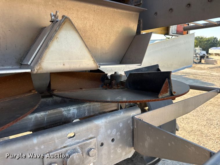 image for item DW6616 2013 RoGator RG1100 spreader